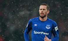 开云体育中国-赛道上的双重风暴，阿斯顿马丁轻取梅赛德斯，周冠宇点燃赛场