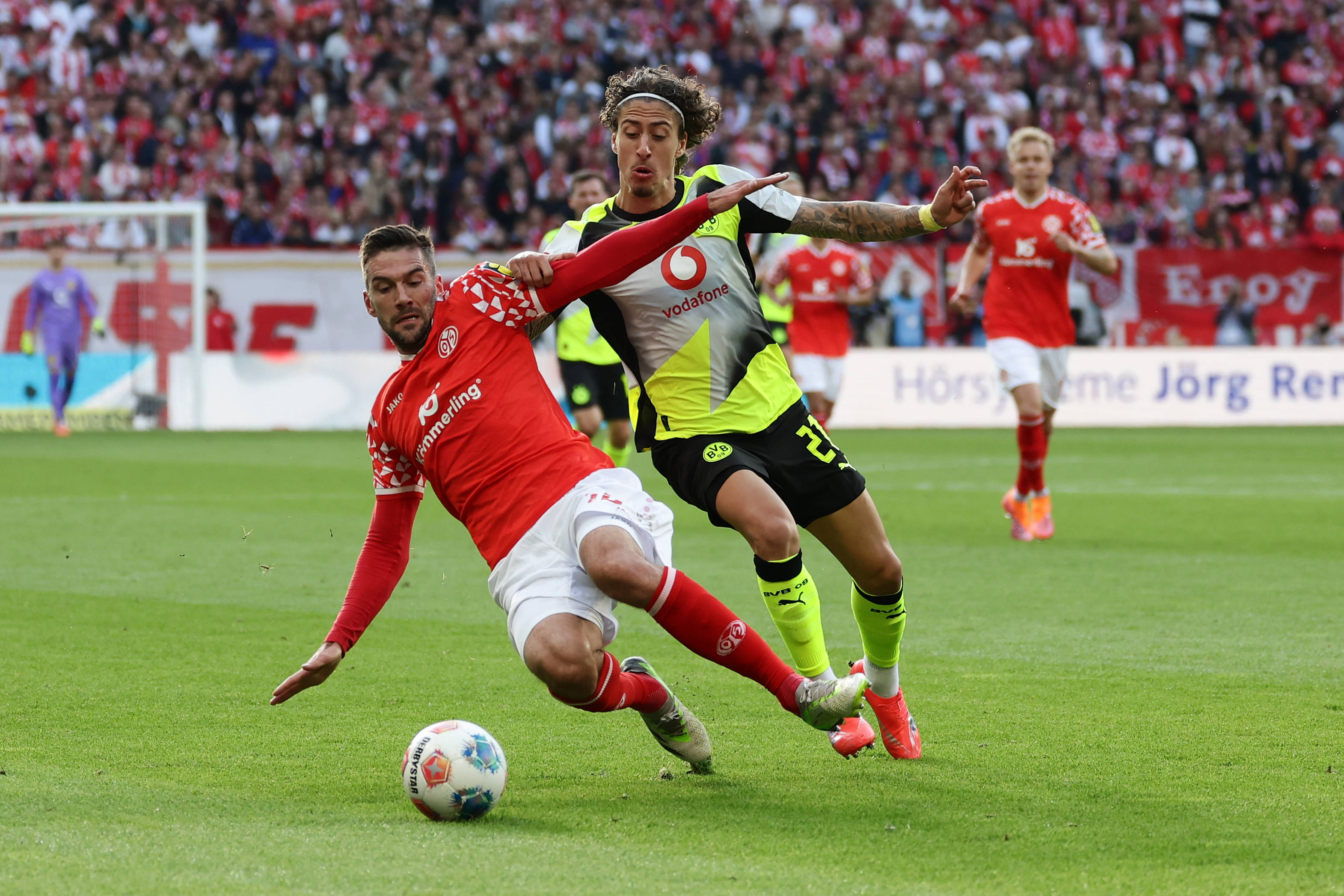 美因茨队客场大胜,继续保持不败战绩 美因茨队客场大胜,继续保持不败战绩