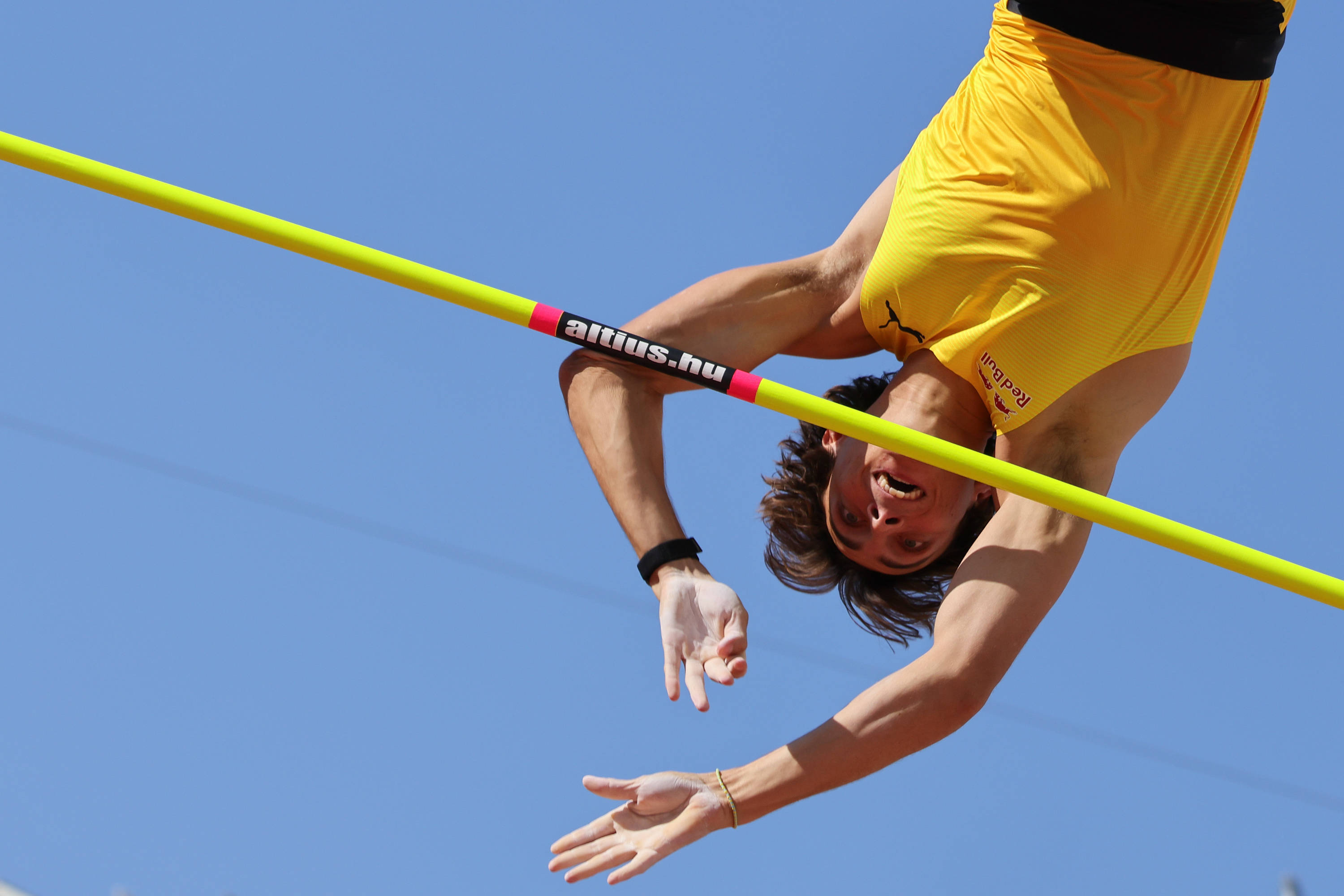 加拿大选手刷新撑杆跳世界纪录