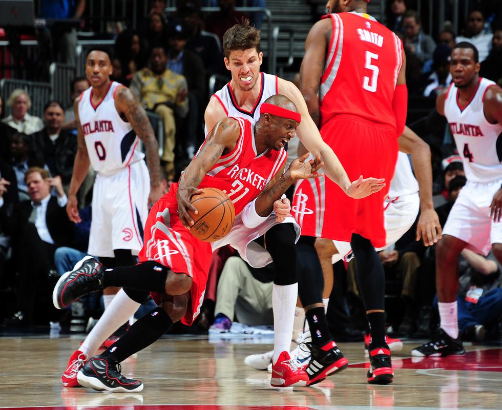 关于老鹰在主场逆转公牛，收获两连胜的信息