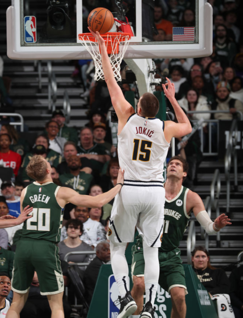 关于雄鹿主帅赞球队表现，勇夺东部第一的信息